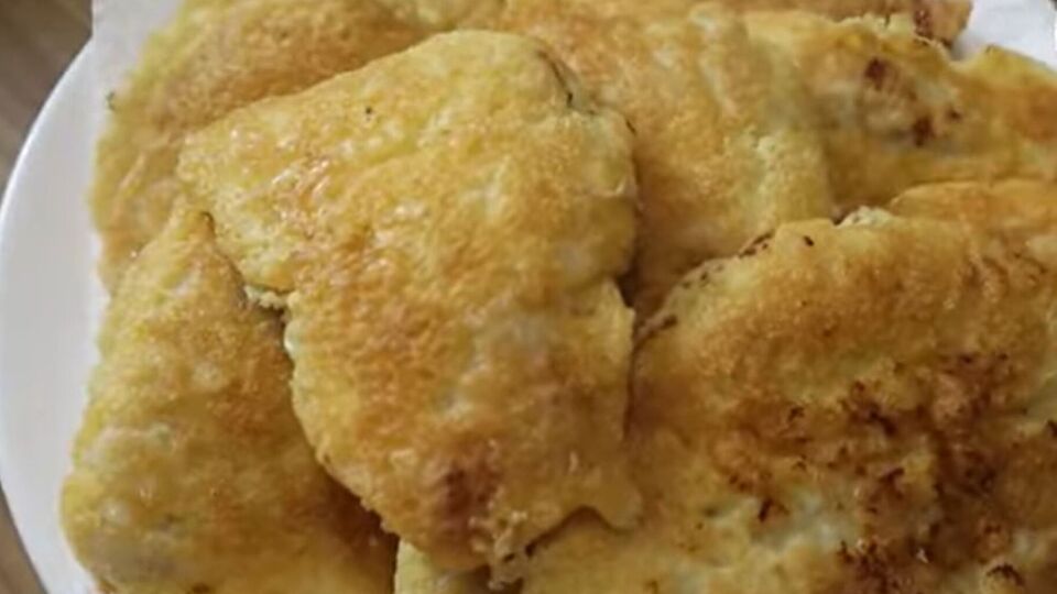 Перед приготовлением обмакните отбивные в муку, а затем в яичную массу