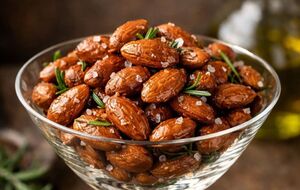 Запекайте миндаль в духовке около 10 минут при 180 °C