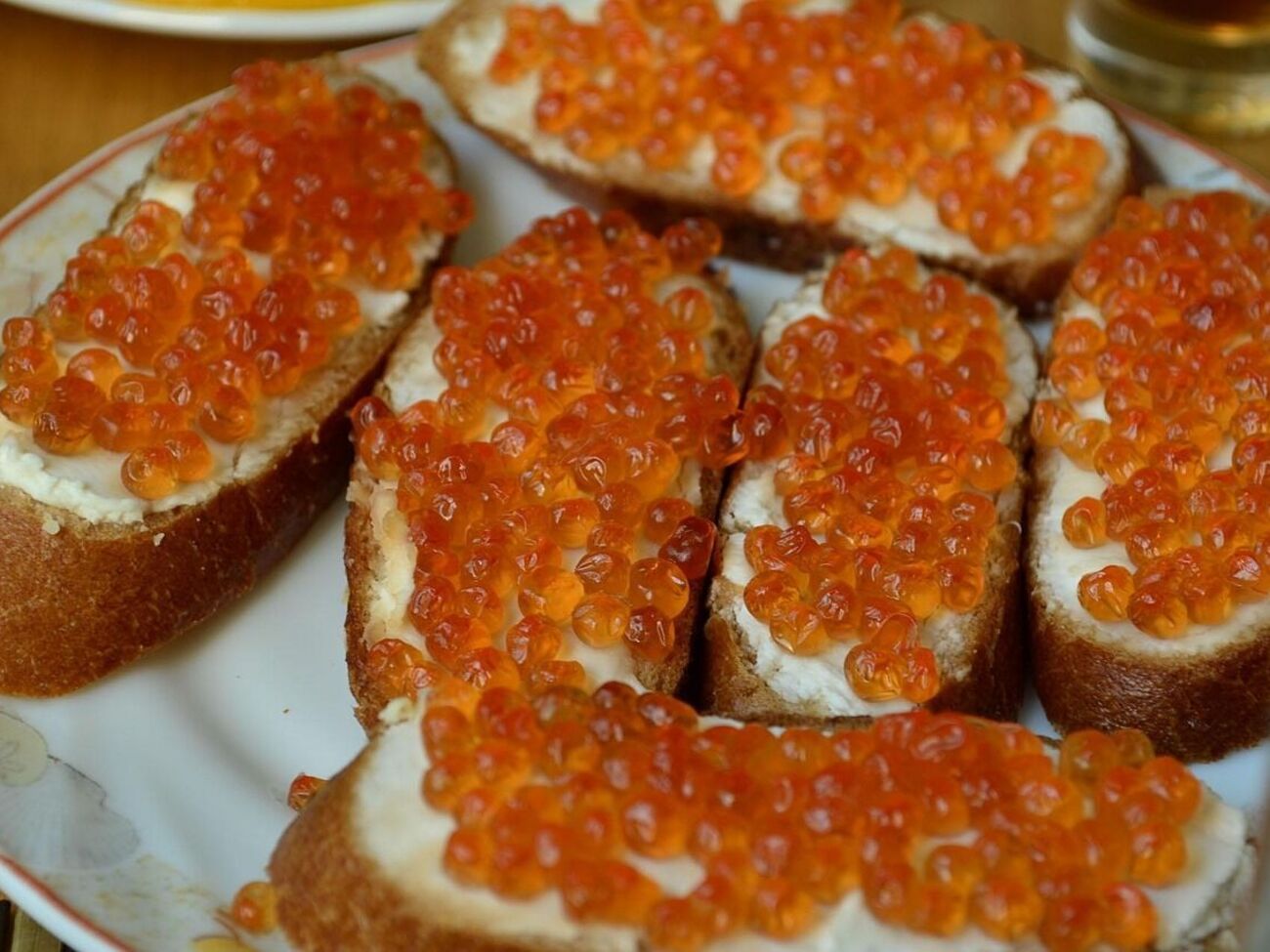 Натуральная красная икра имеет жидкое содержимое