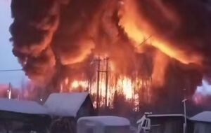 После попаданий нефтебаза загорелась