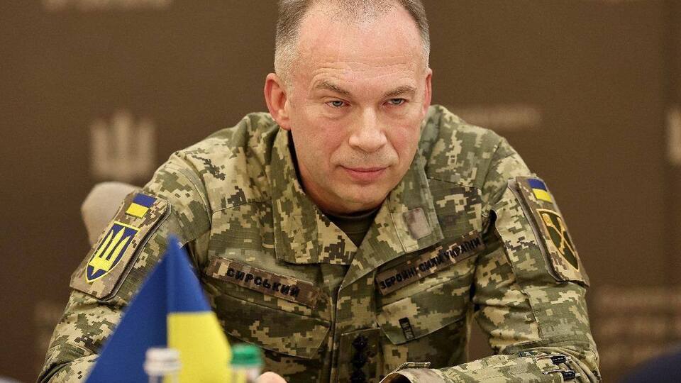 Армія України тримає стрій проти переважаючого противника, зазначив Сирський