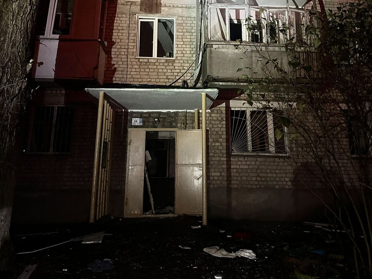 Кипер: Повреждены двери и остекление семи многоквартирных домов и админздания