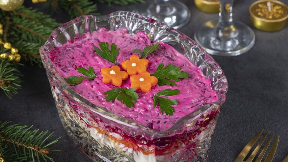 Салат нужно выкладывать в несколько последовательных слоев