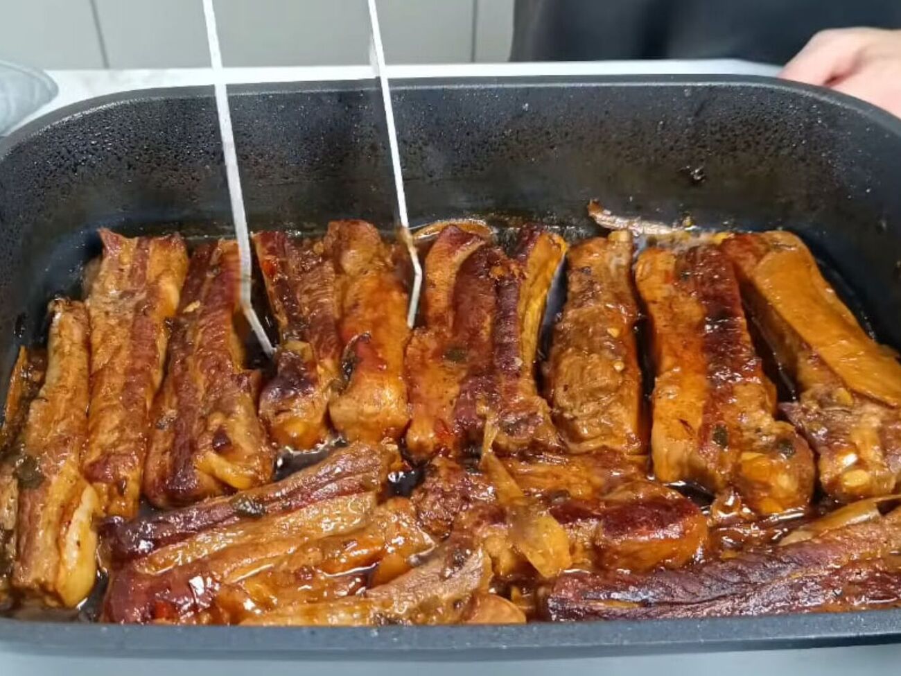 Ребра потрібно запікати в духовці по 30 хвилин із кожного боку