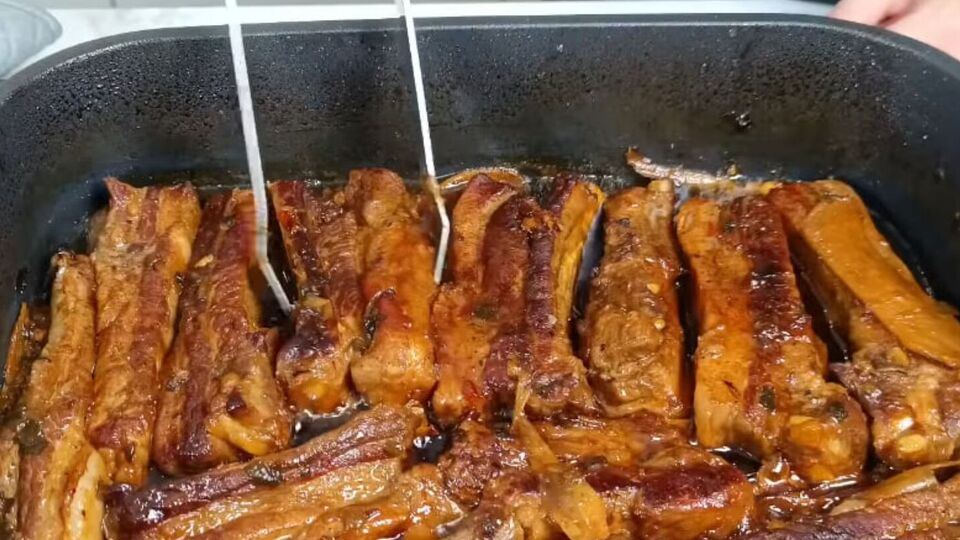 Ребра нужно запекать в духовке по 30 минут с каждой стороны