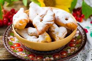 Вергуни подають із цукровою пудрою