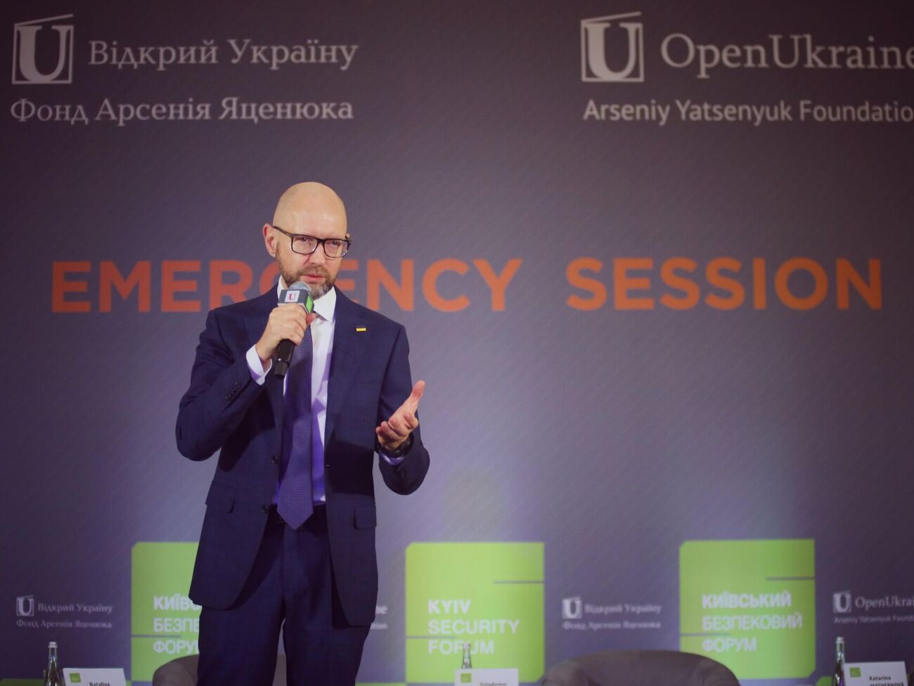 Яценюк: Скажіть, які поступки готовий зробити Путін за цим столом переговорів?