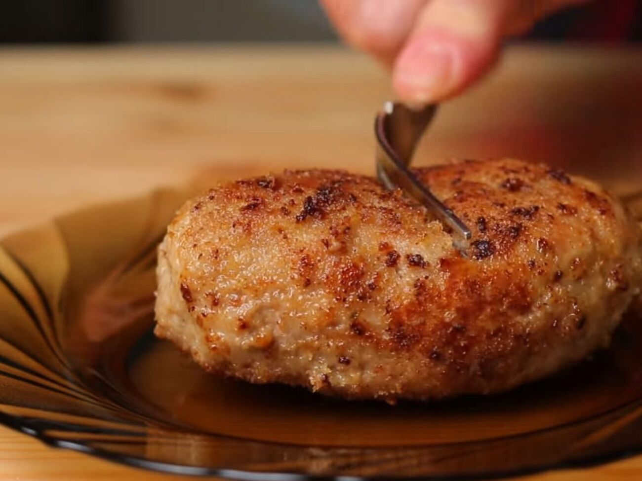 Обсмажте зрази на сковороді з олією. Готувати потрібно під кришкою