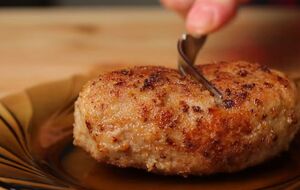 Обсмажте зрази на сковороді з олією. Готувати потрібно під кришкою