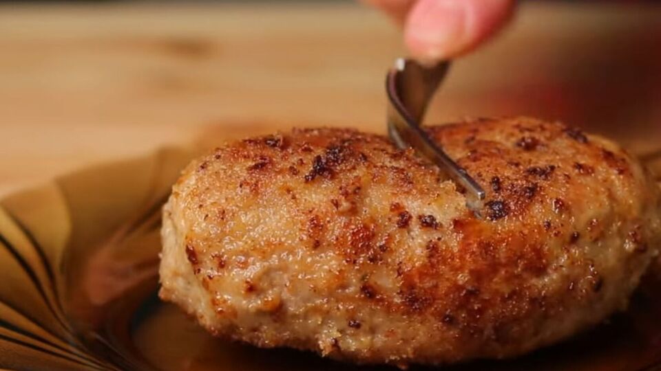 Обжарьте зразы на сковороде с растительным маслом. Готовить нужно под крышкой