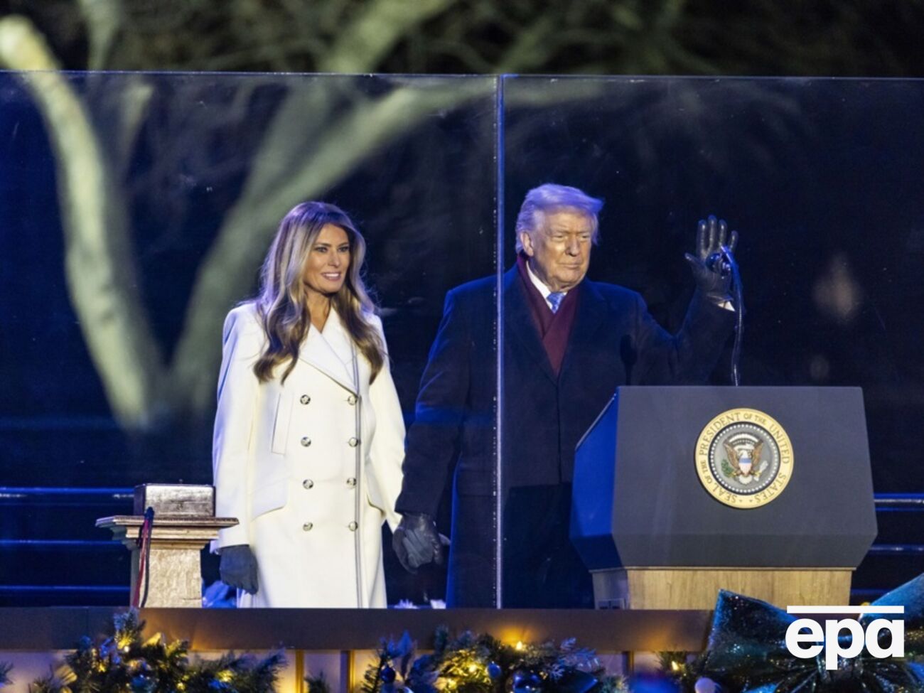 Трамп и первая леди США приняли участие в торжественном зажигании огней на рождественской елке в Вашингтоне