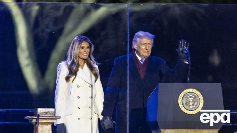 Трамп и первая леди США приняли участие в торжественном зажигании огней на рождественской елке в Вашингтоне