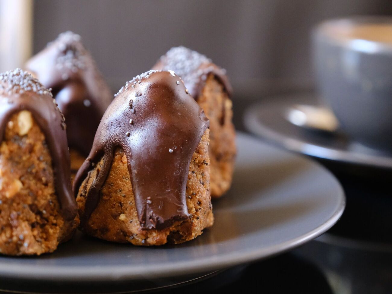 Для этого десерта тесто измельчают в крошку