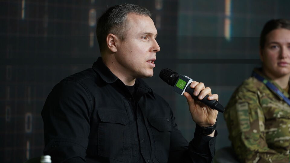 Костенко подчеркнул, что технологии позволяют сейчас спасать жизни на поле боя и обеспечивать безопасность инфраструктуры Украины