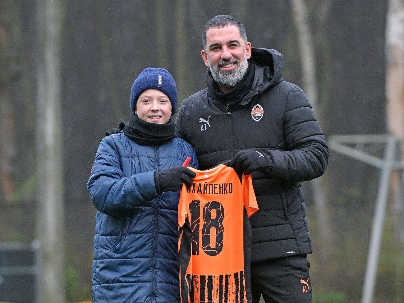 Кирило познайомився з гравцями й отримав іменну футболку з номером 18