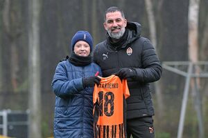 Кирилл познакомился с игроками и получил именную футболку с номером 18