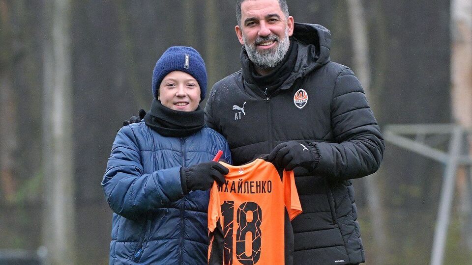 Кирилл познакомился с игроками и получил именную футболку с номером 18