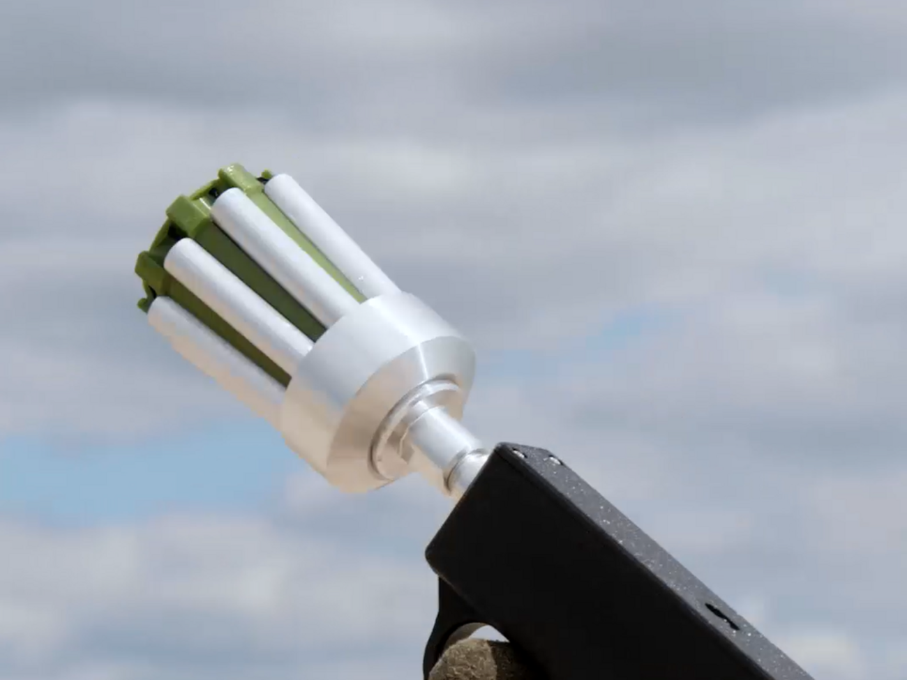 Сеткометы эффективны и в отношении дронов на оптоволокне, против которых бессильны РЭБ, отметили волонтеры