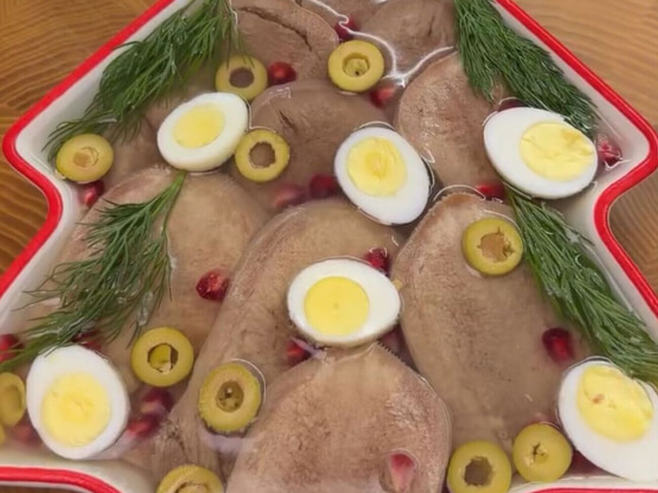 Залейте язык бульоном и поставьте в холодильник на шесть часов