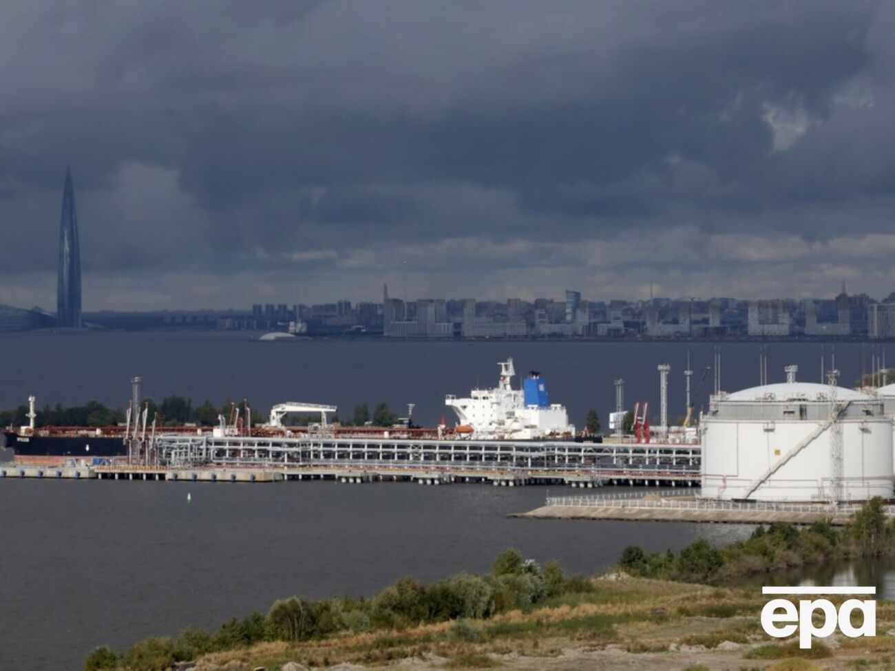 У жовтні 44% російського експорту здійснювали суднами, на які вже накладено західні санкції