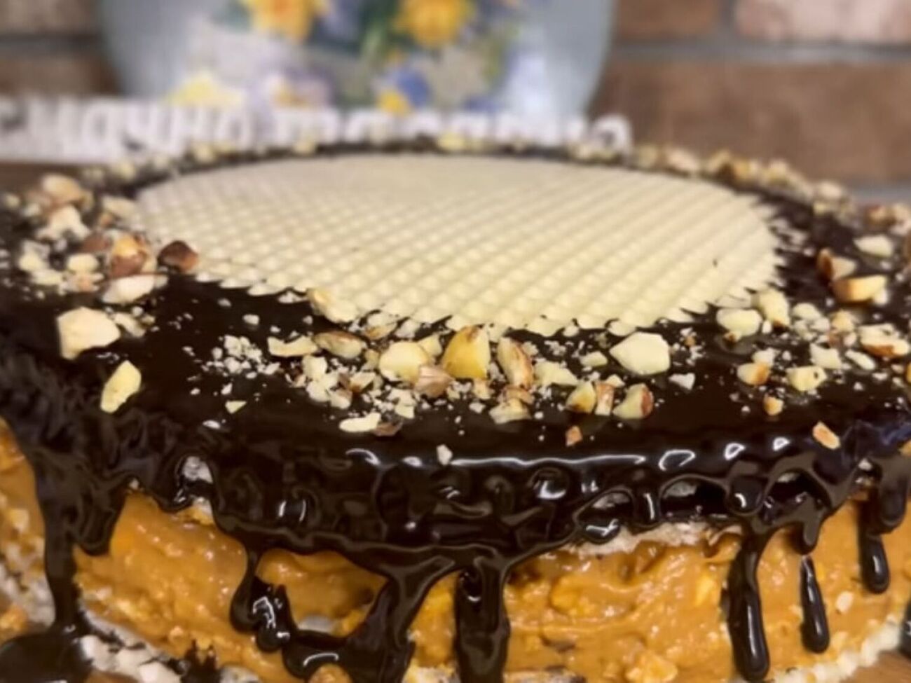 Задекорируйте торт на свой вкус, используя остатки глазури и орехов