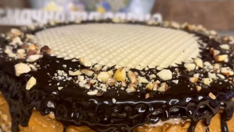 Задекорируйте торт на свой вкус, используя остатки глазури и орехов