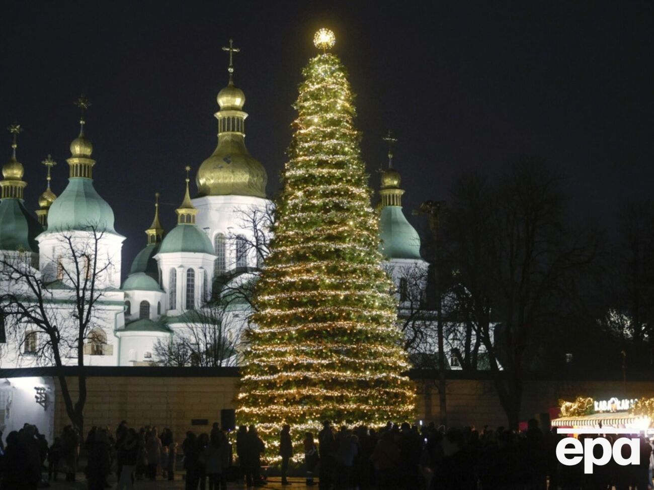 Высота елки – 16 м, ее украшают более 4,5 тыс. игрушек