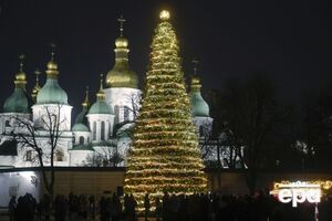 Висота ялинки – 16 м, її прикрашає понад 4,5 тис. іграшок