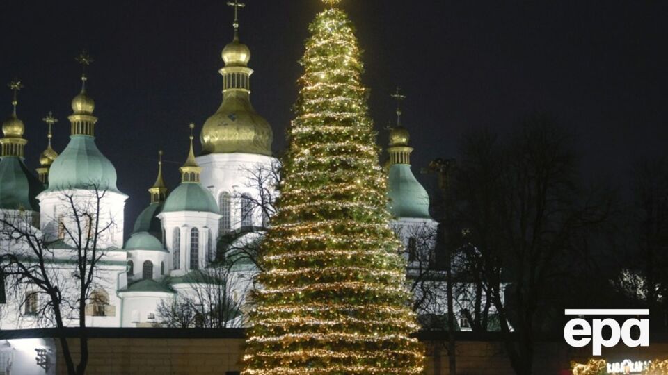 Высота елки – 16 м, ее украшают более 4,5 тыс. игрушек