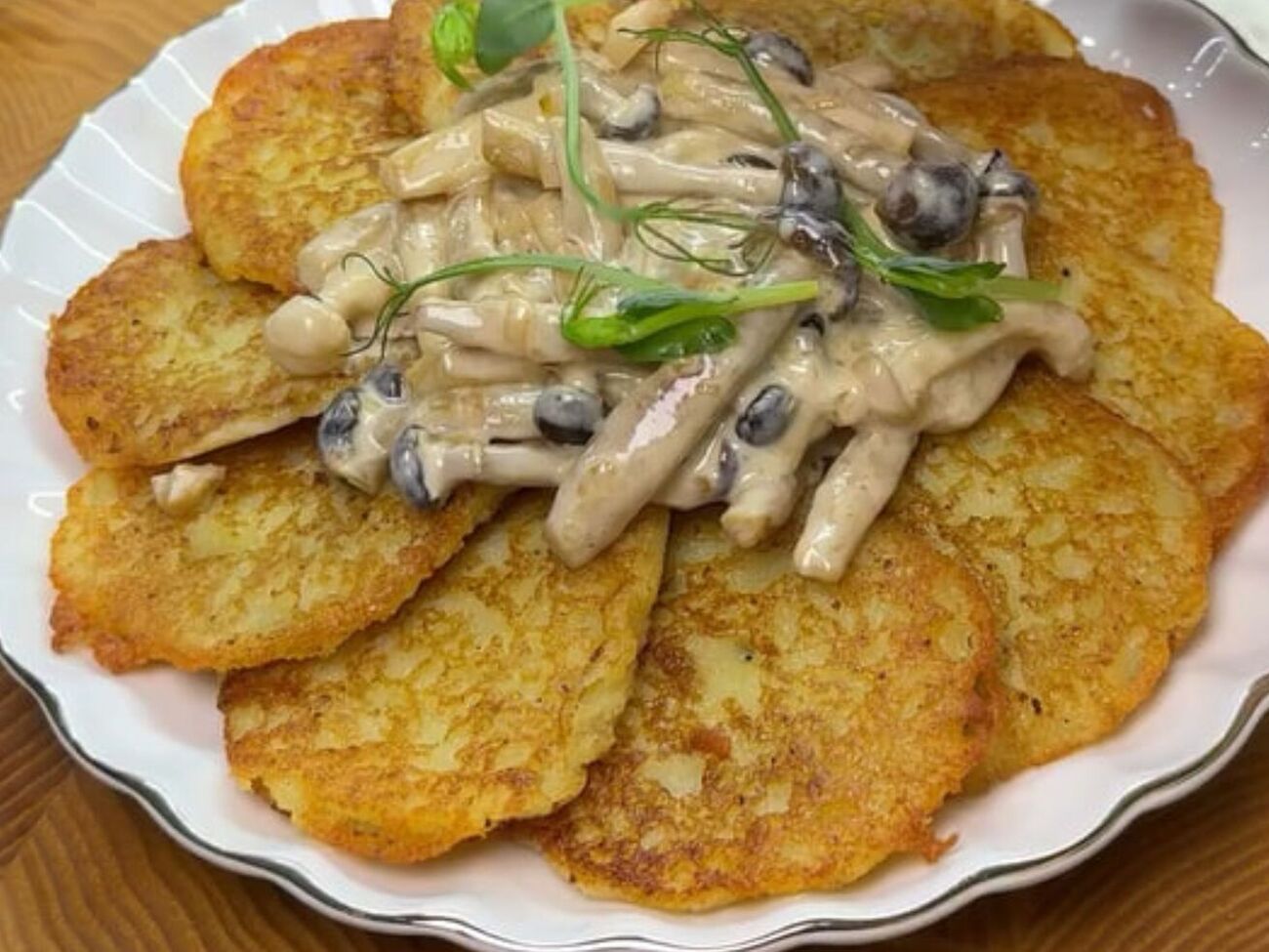 Деруни подавайте з теплою підливою