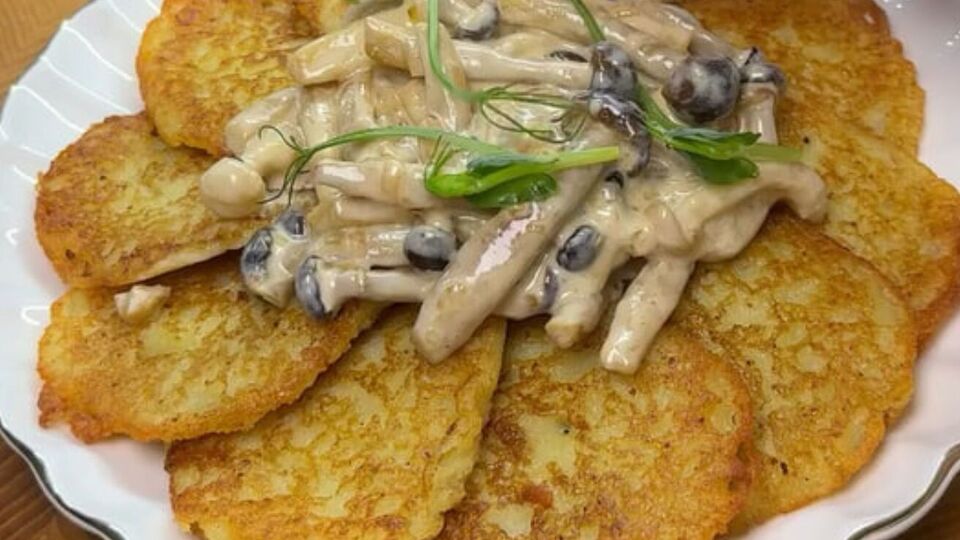 Деруны подавайте с теплой подливой