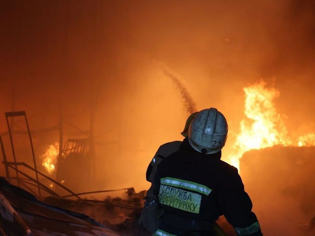 Спасатели тушат пожары после российской атаки