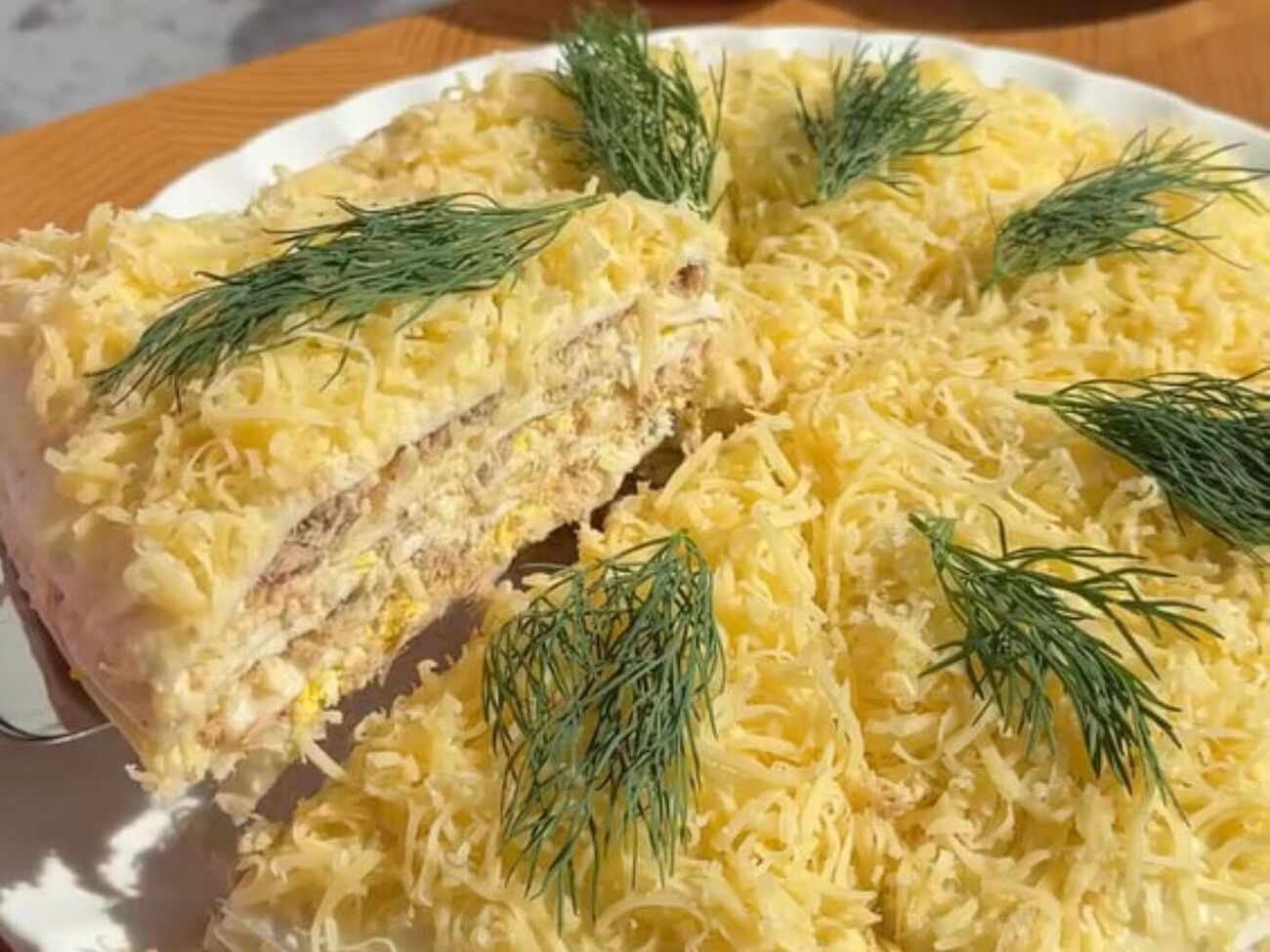 Поставьте готовый торт в холодильник минимум на два часа, чтобы он пропитался