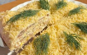 Поставьте готовый торт в холодильник минимум на два часа, чтобы он пропитался