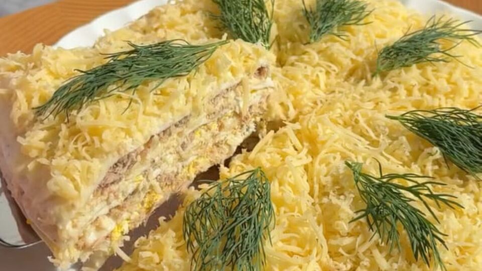 Поставьте готовый торт в холодильник минимум на два часа, чтобы он пропитался