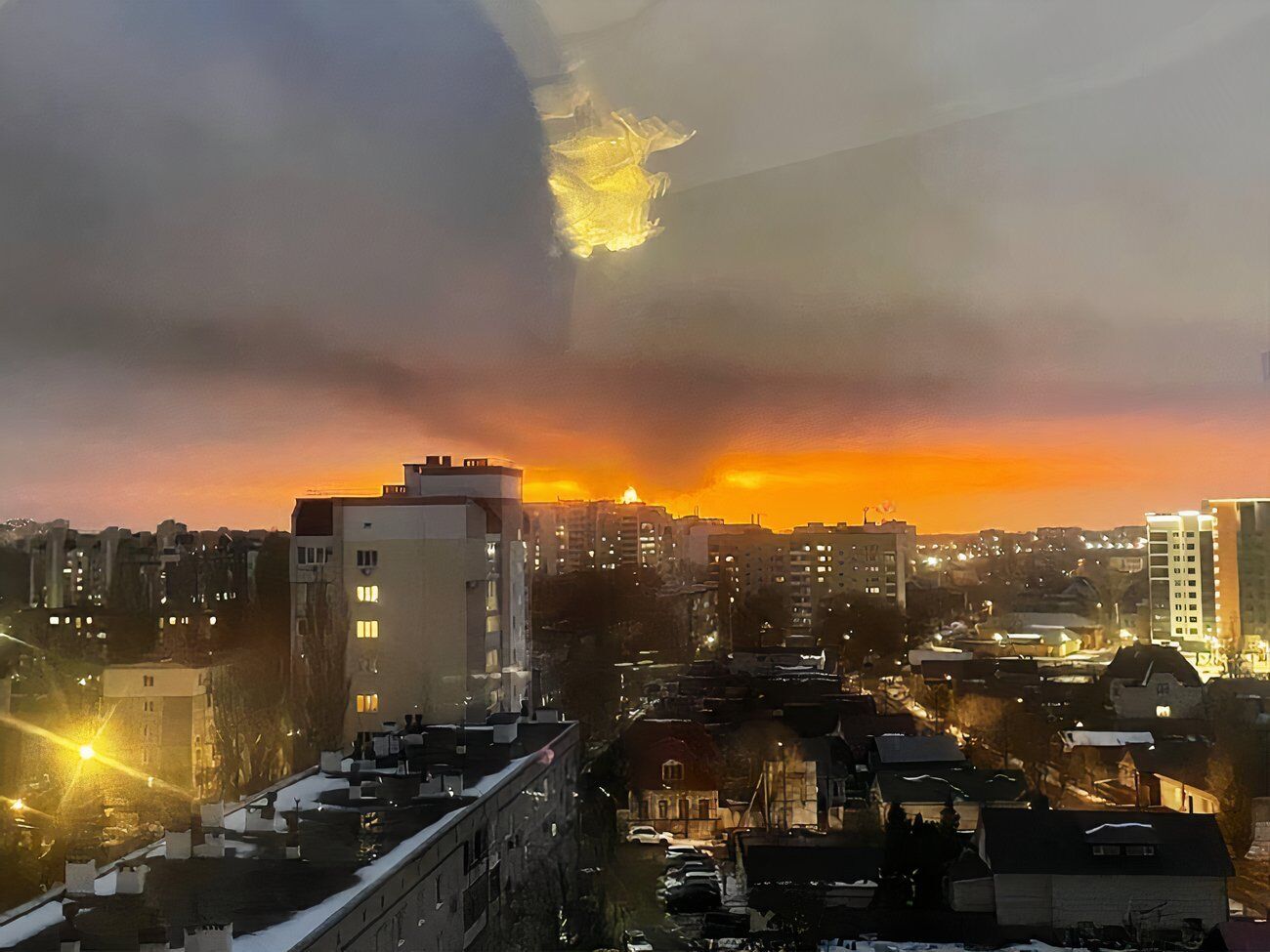 Местные сообщают, что горит нефтебаза в Энгельсе, пишут паблики