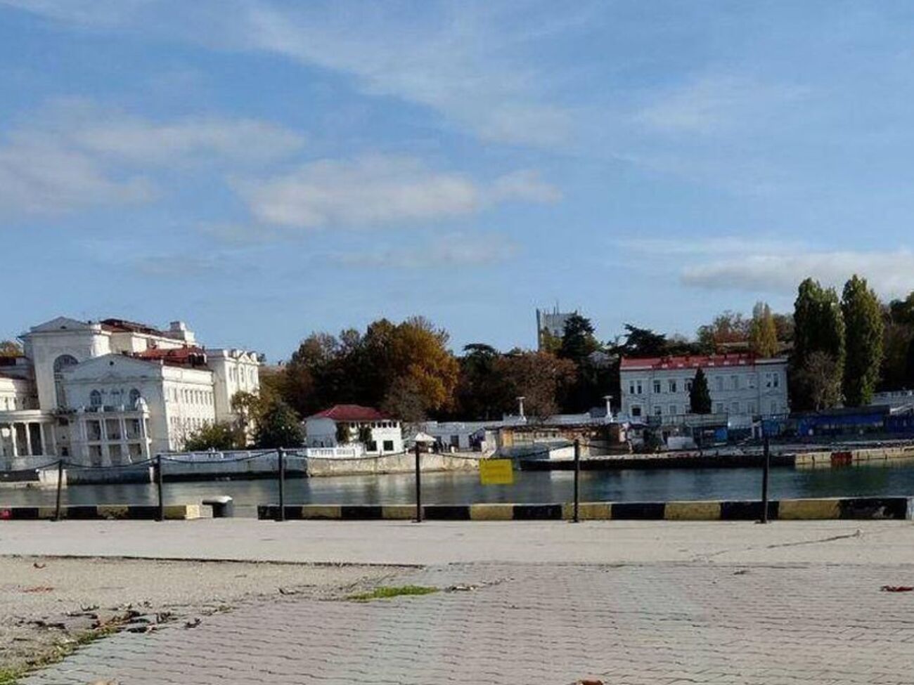 Росіяни намагаються захистити бухту від українських дронів