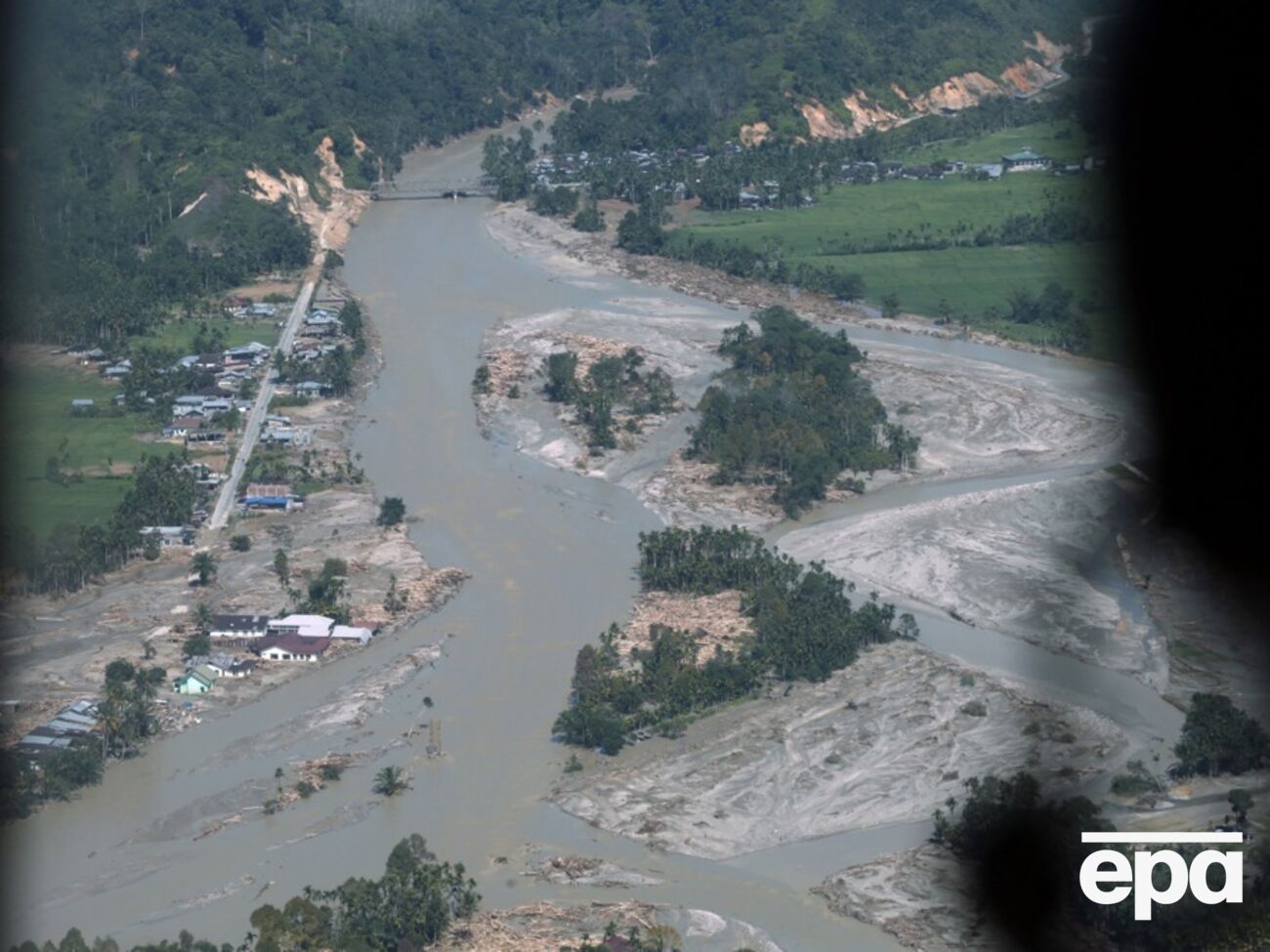 На Индонезию обрушилось наводнение