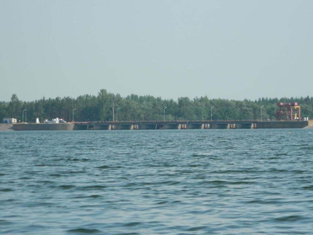 Из-за атаки РФ проезд по дорожному полотну Печенежской плотины прекращен