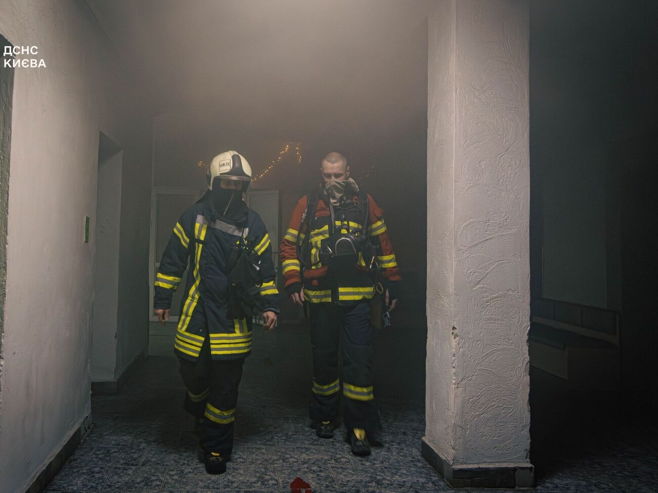 Спасатели вывели из здания больницы шесть человек, в том числе двух маломобильных пациентов, рассказали в ГУ ГСЧС Украины в Киеве