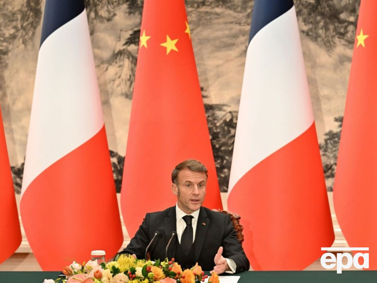 По словам Макрона, он уже обсудил вероятность введения пошлин с президентом Еврокомиссии