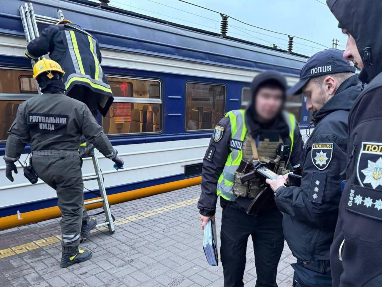 Полиция Киева устанавливают обстоятельства смерти подростка на станции электрички "Выдубичи"