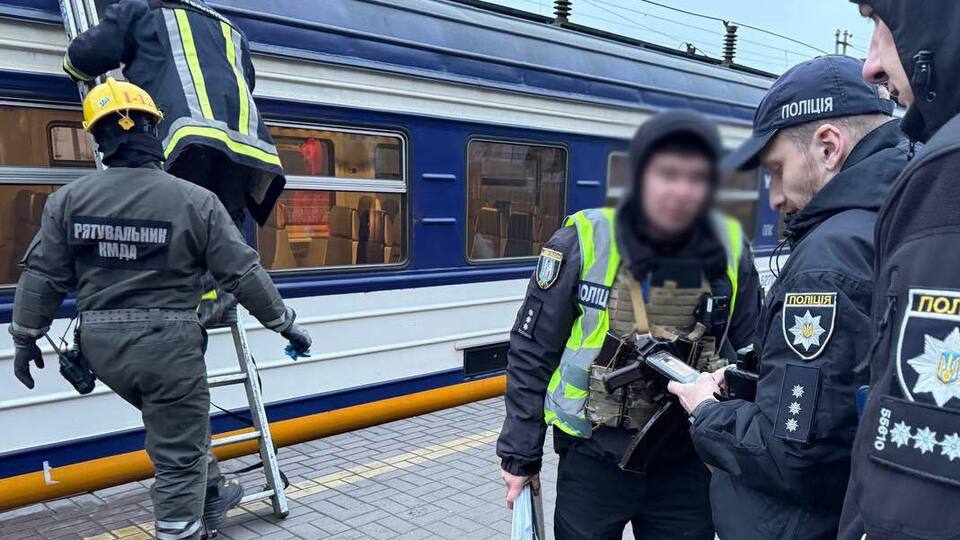 Полиция Киева устанавливают обстоятельства смерти подростка на станции электрички "Выдубичи"