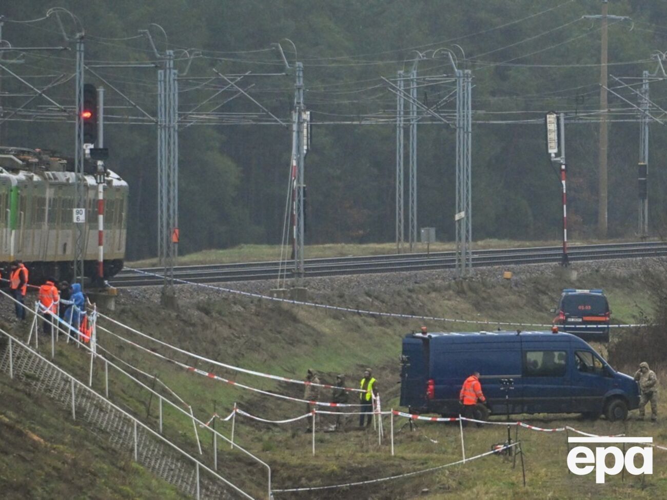 Прокуратура Польщі розслідує справу про пошкодження залізничних колій біля селищ Міка й Голомб із використанням вибухівки