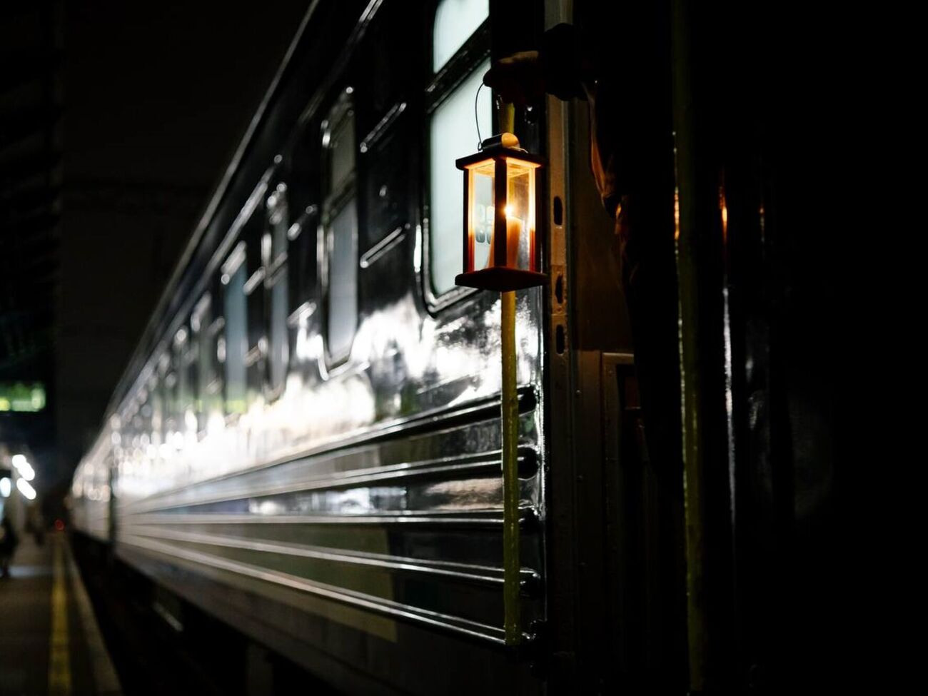 Поезда УЗ доставляют Вифлеемский огонь мира в разные уголки Украины уже в пятый раз