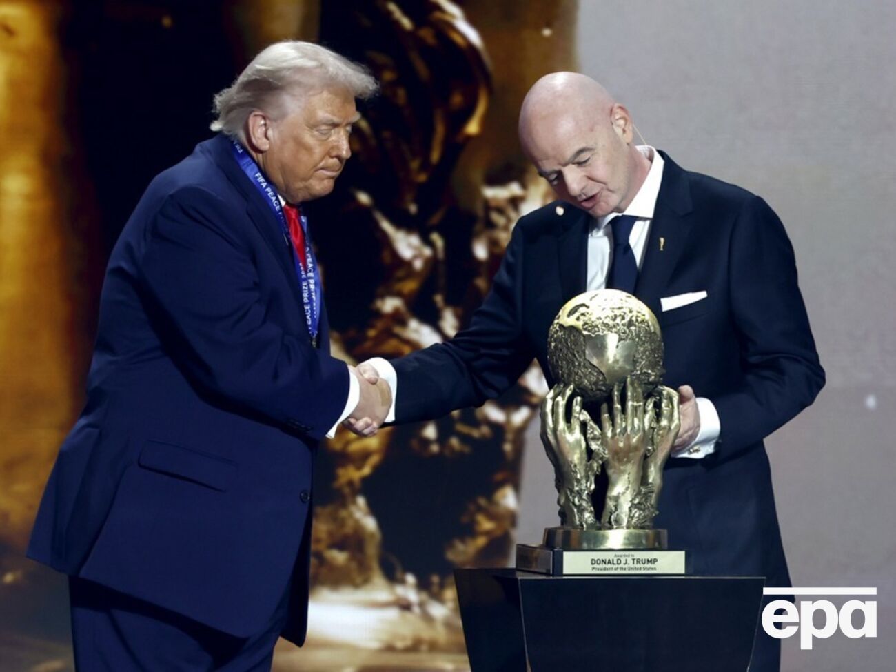 "Премію миру" Трамп отримав із рук Інфантіно