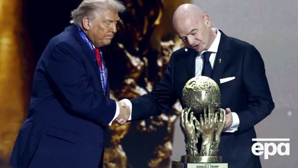 "Премию мира" Трамп получил из рук Инфантино