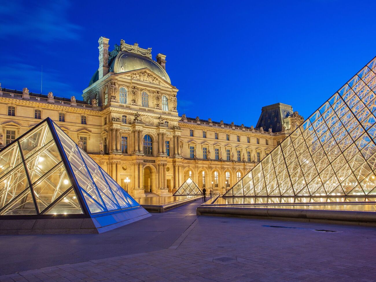 Среди поврежденных материалов в библиотеке Лувра – книги, периодические издания и археологические журналы