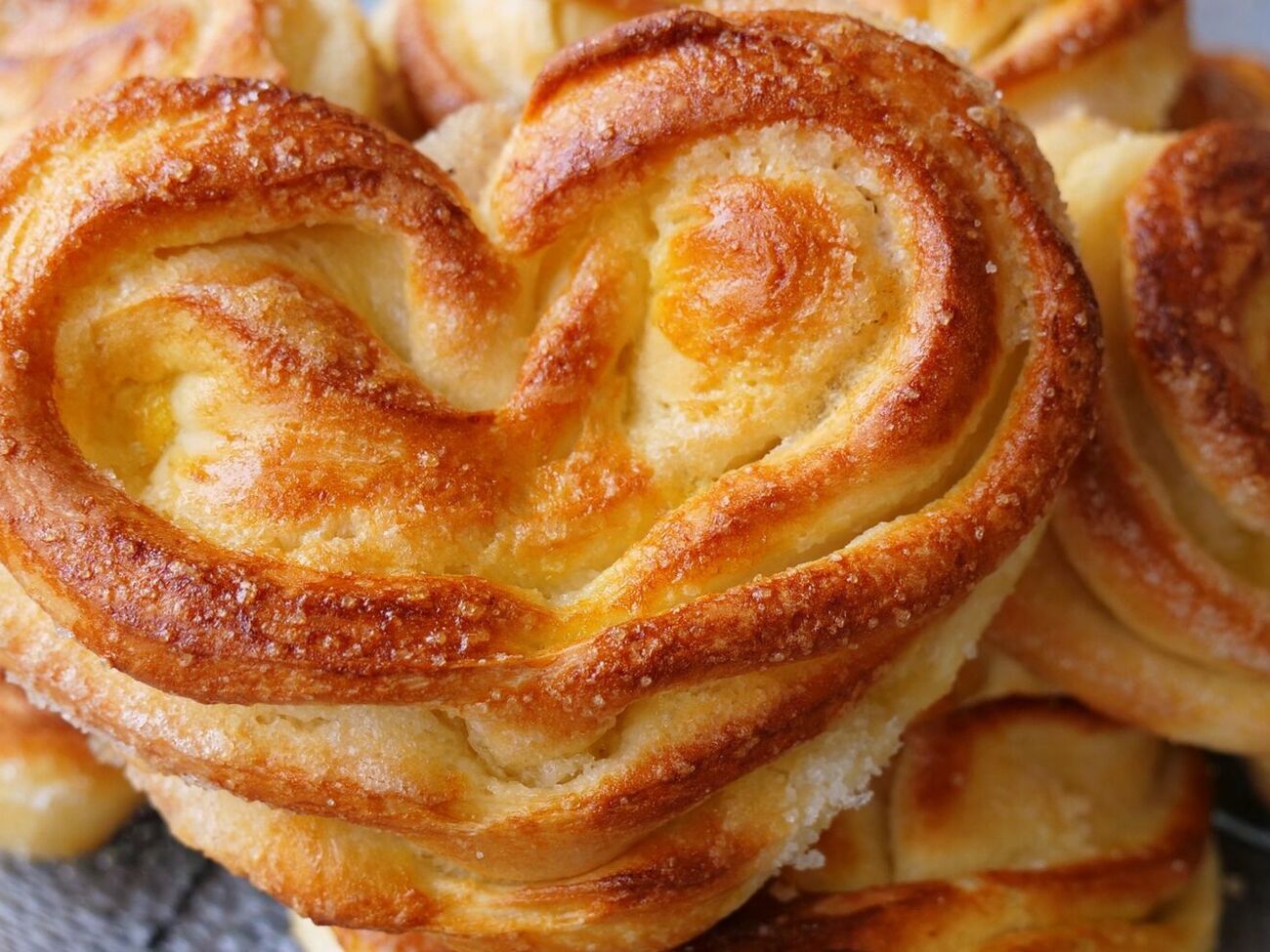 Для теста понадобятся 600 г муки и 150 мл молока