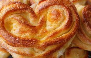 Для теста понадобятся 600 г муки и 150 мл молока